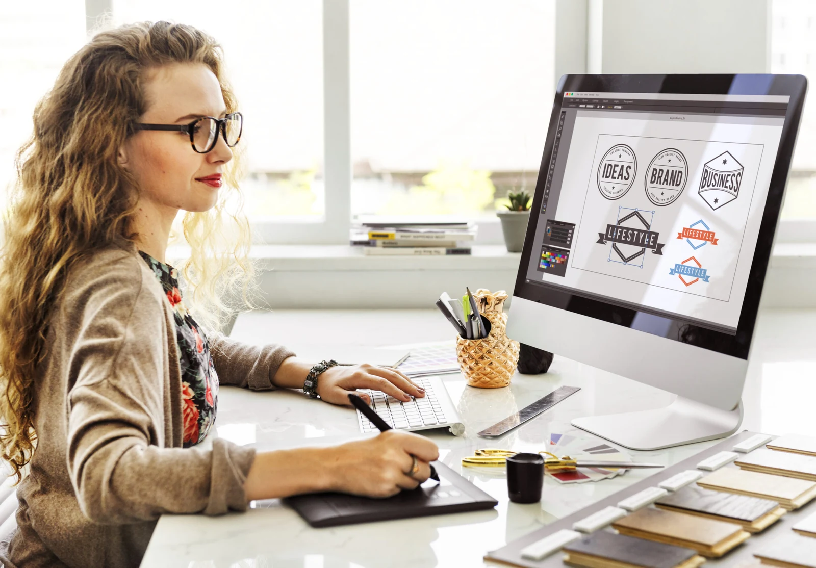 Schülerin arbeitet an einem Grafikdesign in Kreativsoftware